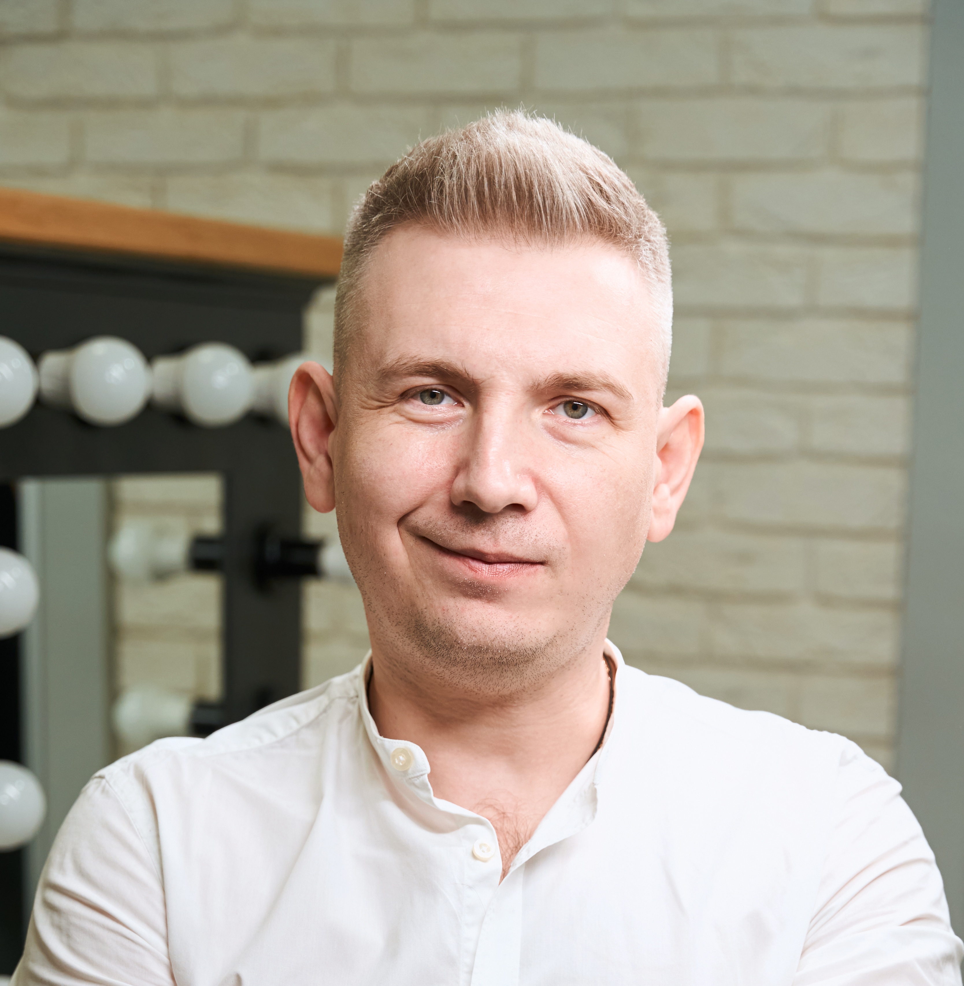 blond-man-in-a-light-shirt-is-standing-in-room-2025-03-09-05-43-18-utc (1)